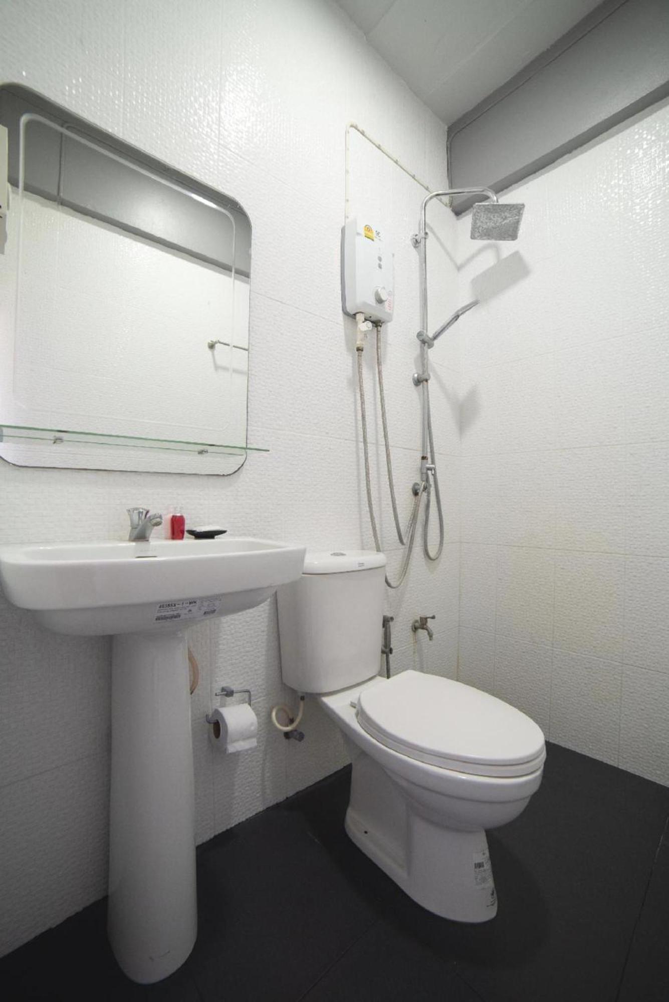 Oyo 465 Krung Kao Traveller Lodge Phra Nakhon Si Ayutthaya Dış mekan fotoğraf