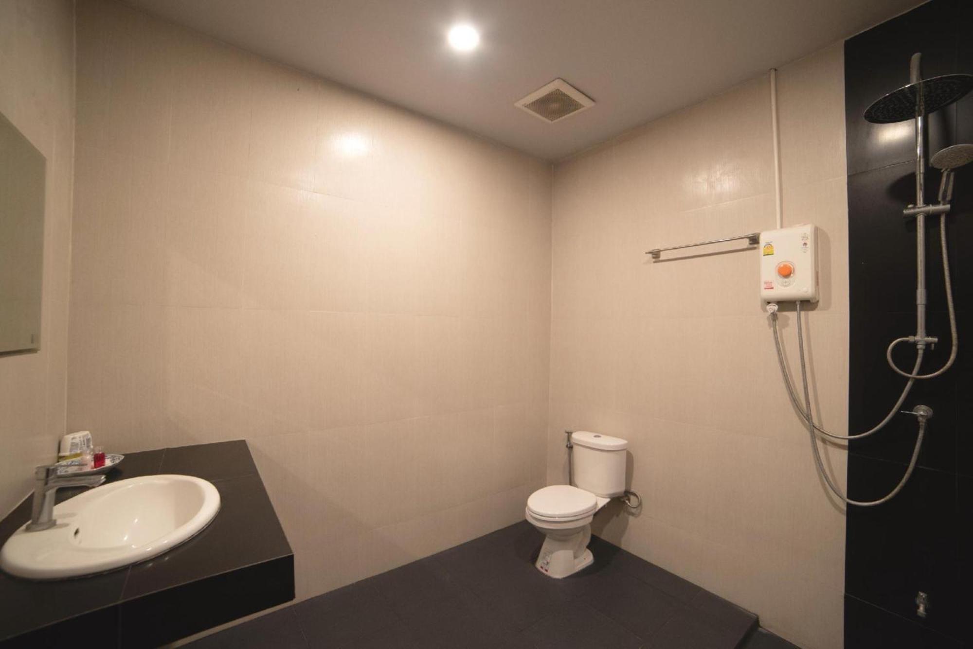 Oyo 465 Krung Kao Traveller Lodge Phra Nakhon Si Ayutthaya Dış mekan fotoğraf